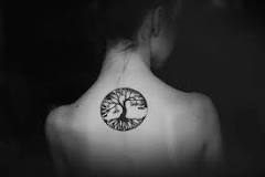 luna tatuaje bosque