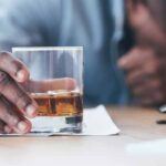 3 Fases de la abstinencia de alcohol y cómo el equipo de rehabilitación drogas puede ayudarle
